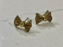 Load image into Gallery viewer, Vintage Gold Mesh Bow Stud Earrings