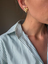 Load image into Gallery viewer, Vintage Lightweight 90s Multi Pearl Screwback Stud Earrings