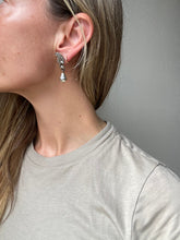 Load image into Gallery viewer, Vintage 90s Silver Pearl Drop Earrings