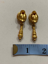 Load image into Gallery viewer, Vintage Gold Light Weight Clip On Earrings