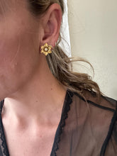 Load image into Gallery viewer, Vintage 90s Gold Flower with Pearl Center Clip On Earrings