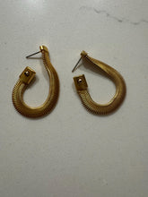 Load image into Gallery viewer, Vintage 90s Gold Tone Snake Chain Hoop Earrings