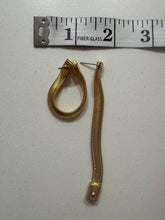 Load image into Gallery viewer, Vintage 90s Gold Tone Snake Chain Hoop Earrings
