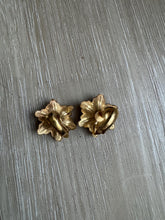 Load image into Gallery viewer, Vintage 90s Gold Flower with Pearl Center Clip On Earrings