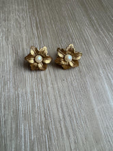 Load image into Gallery viewer, Vintage 90s Gold Flower with Pearl Center Clip On Earrings