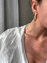 Load image into Gallery viewer, Vintage 90s Gold Tone Snake Chain Hoop Earrings