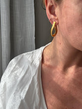 Load image into Gallery viewer, Vintage 90s Gold Tone Snake Chain Hoop Earrings
