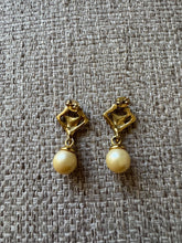 Load image into Gallery viewer, Vintage 90s Gold Rhinestone Pearl Drop Earrings
