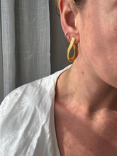 Load image into Gallery viewer, Vintage 90s Gold Tone Snake Chain Hoop Earrings
