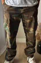 Load image into Gallery viewer, Vintage Mens Camo Camouflage Cargo Army Pants
