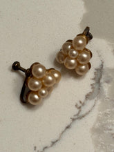 Load image into Gallery viewer, Vintage Lightweight 90s Multi Pearl Screwback Stud Earrings
