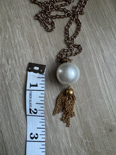 Load image into Gallery viewer, Vintage 80s 90s Long Gold Chain Peal Tassel Statement Necklace
