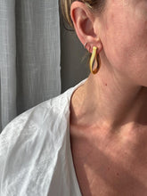 Load image into Gallery viewer, Vintage 90s Gold Tone Snake Chain Hoop Earrings
