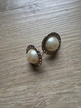 Load image into Gallery viewer, Vintage 90s Pearl Rhinestone Stud Gold Rings Earrings
